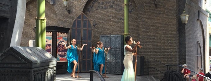 Celestina Warbeck and the Banshees is one of Orte, die Jason gefallen.
