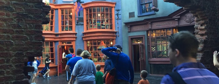 The Wizarding World of Harry Potter - Diagon Alley is one of Locais curtidos por Jason.