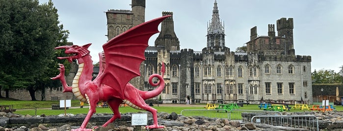 Cardiff Castle / Castell Caerdydd is one of Tempat yang Disukai Charlie.