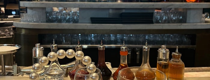 Chandelier Bar is one of Lugares favoritos de Ross.