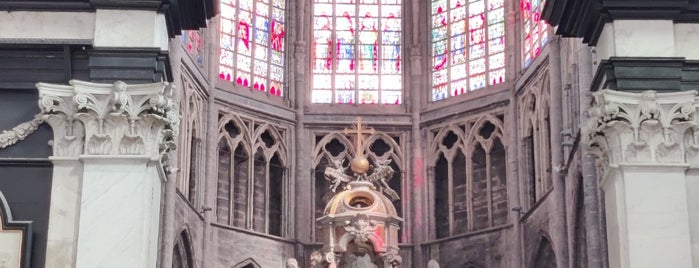 Altar de Gante (La Adoración del Cordero Místico) is one of Ghent.