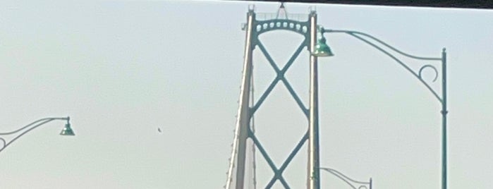 Lions Gate Bridge is one of Tempat yang Disukai Karenina.