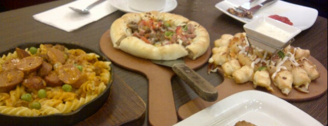 Pizza Hut is one of Lugares favoritos de RAZER.