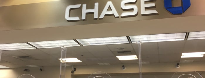 Chase Bank is one of Tempat yang Disukai Valerie.