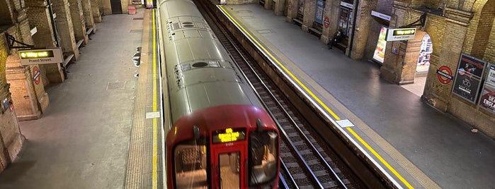 Paddington London Underground Station (District, Circle and Bakerloo lines) is one of Mete'nin Beğendiği Mekanlar.