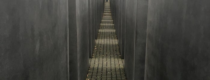Denkmal für die ermordeten Juden Europas is one of สถานที่ที่ Timo ถูกใจ.
