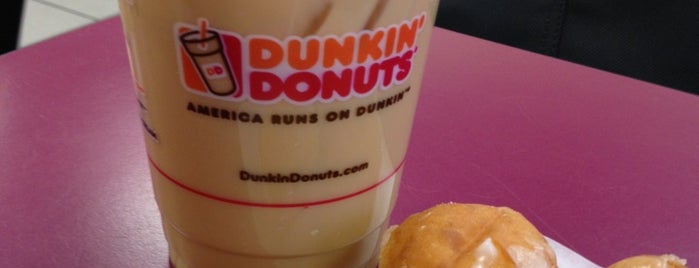 Dunkin' is one of Locais curtidos por Andrew.
