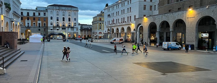 Piazza della Vittoria is one of Posti che sono piaciuti a Gianluca.