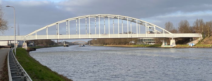 Meernbrug is one of naar Utrecht.