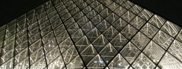 Louvre Müzesi is one of Paris.