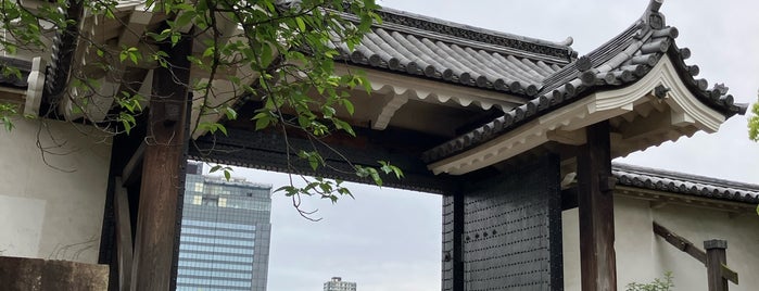 Sakuramon Gate is one of 城.