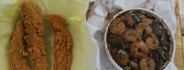 Louisiana Famous Fried Chicken & Seafood is one of Tempat yang Disukai Marlanne.