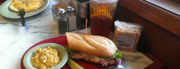 McAlister's Deli is one of Locais curtidos por JoAnn.