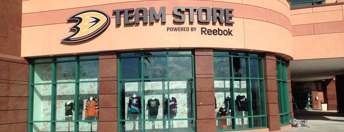 Anaheim Ducks Team Store Powered by Reebok is one of dedi'nin Beğendiği Mekanlar.