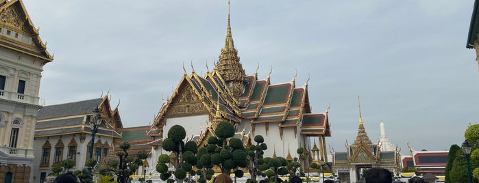 Rajakij Winitchai Pavilion is one of Palaces & Throne Halls in Bangkok.