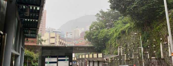 Hill Road / Pok Fu Lam Road Bus Stop is one of 香港 巴士 1.