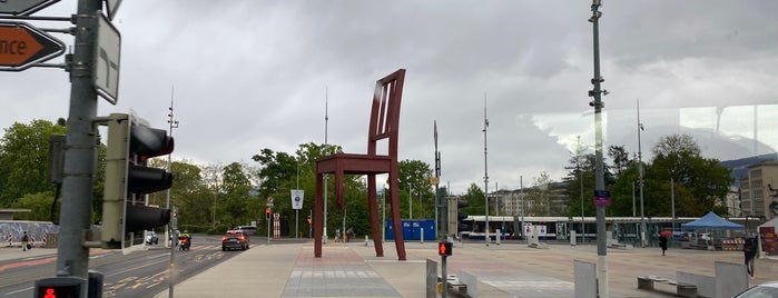 Broken Chair is one of Genève (Swiss) 🖼.