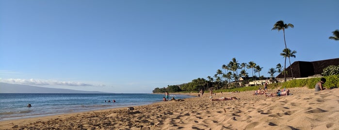 Royal Lahaina Resort Lounge is one of Tempat yang Disukai Reazor.