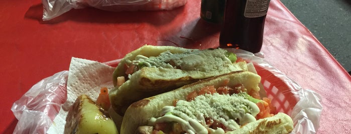 El Caprichoso Hot Dogs Estilo Sonora is one of Food Trucks!.