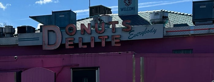 Donuts Delite / Salvatore's Old Fashioned Pizzeria is one of Rochester.