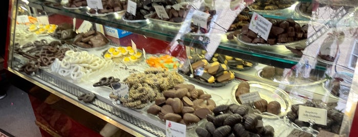 Lepore's Chocolates is one of Lugares favoritos de Todd.