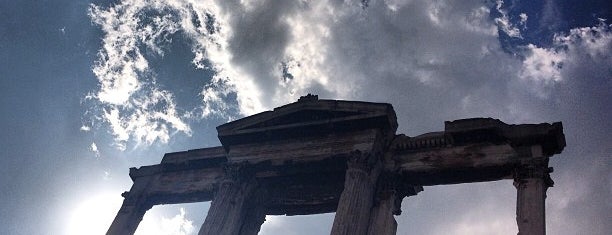 Hadrian's Arch is one of Un flot de souvenirs.