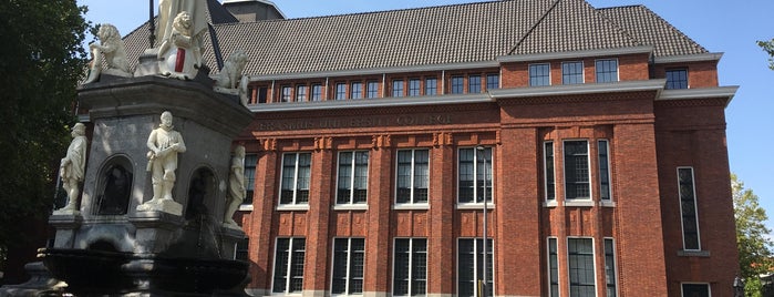 Erasmus University College is one of Erasmus van Rotterdam 🇳🇬.