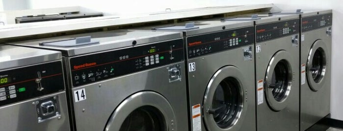 Brite Bubbles Coin Laundry is one of Tempat yang Disukai Chester.