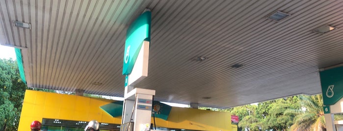 Petronas is one of สถานที่ที่ ꌅꁲꉣꂑꌚꁴꁲ꒒ ถูกใจ.