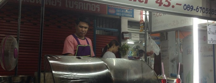 ผัดไท หอยทอดสูตรปากน้ำโพ is one of Aroi Nuanchan.