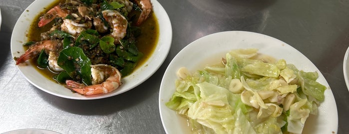 ร้านอาหาร พวงเพชร is one of favorite food.