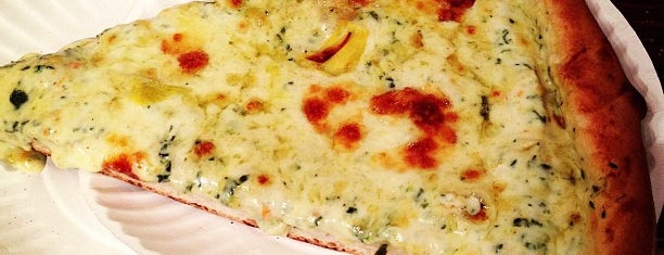 Artichoke Basille’s Pizza is one of Locais curtidos por Dave.