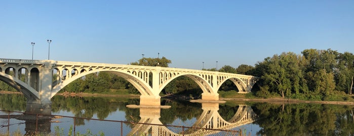 Lincoln Memorial Bridge is one of Barryさんのお気に入りスポット.