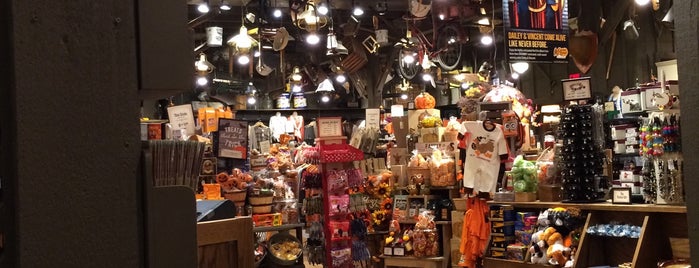 Cracker Barrel Old Country Store is one of สถานที่ที่ Percella ถูกใจ.