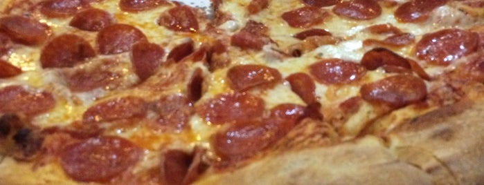 Pizza Madness is one of สถานที่ที่ Percella ถูกใจ.