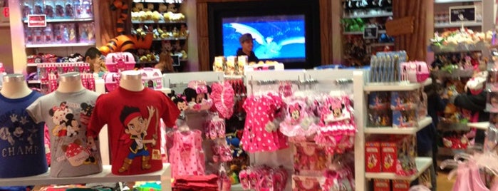 Disney Store is one of สถานที่ที่ Enrique ถูกใจ.