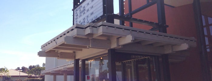 Moviemax Theatres is one of Monique: сохраненные места.