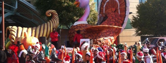 Thanksgiving day parade is one of Happy Thanksgiving!.
