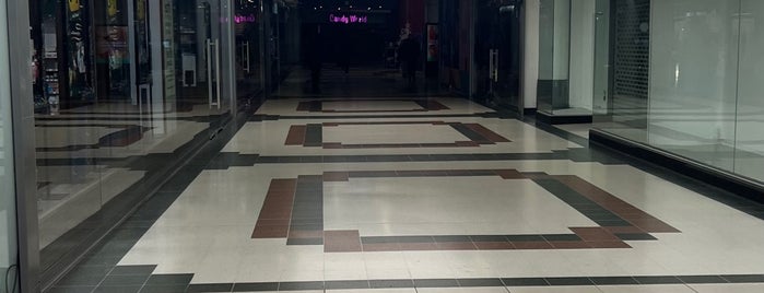 Victoria Place Shopping Centre is one of لندن.