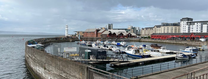 Newhaven Harbour is one of สถานที่ที่ Helen ถูกใจ.