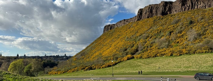 Salisbury Crags is one of Edinburgh / Schottland.