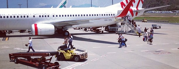 Cairns Airport (CNS) is one of Adam'ın Beğendiği Mekanlar.