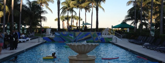 Poolside At Surfcomber is one of Tempat yang Disukai R B.