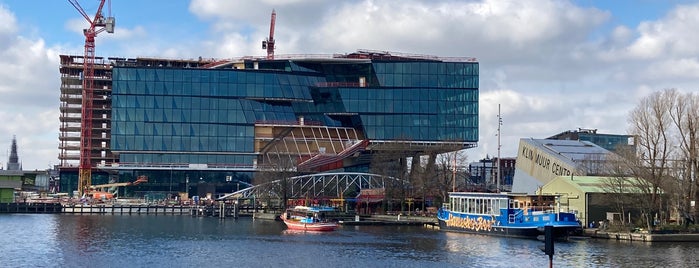 Commandantsbrug is one of Amsterdam Bridges (numbers > 500) ❌❌❌.