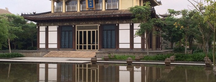 Eadry Royal Garden Hotel is one of Hendra'nın Beğendiği Mekanlar.