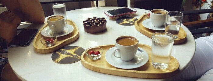 Moloko Coffee is one of สถานที่ที่ Deniz ถูกใจ.