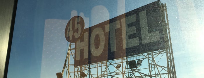 Hotel 45 is one of Jackie'nin Kaydettiği Mekanlar.