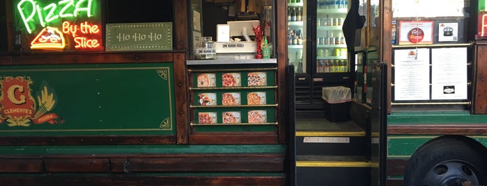 Clemente's Trolley Pizzeria is one of Posti che sono piaciuti a Trace.