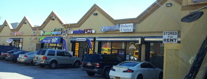 Entenmann's Bakery is one of Lugares guardados de Sherina.