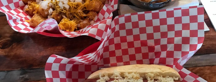 Mad Dogs Gourmet Hotdogs is one of Posti che sono piaciuti a huskyboi.